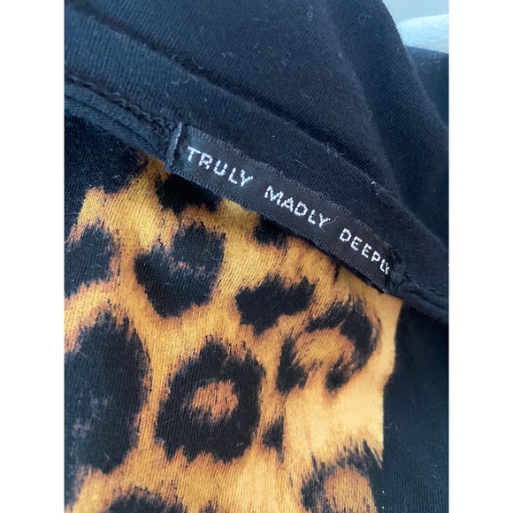 Truly Madly Deeply UO Leopard Cross Tee - One Size - Picture 4 of 5